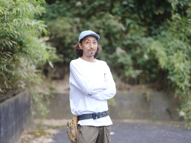 腕組をしているさとう塗装代表